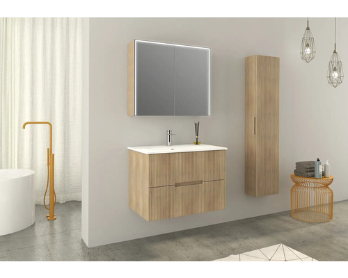 Badezimmer mit Waschtischunterschrank, Spiegelschrank mit Beleuchtung und Hochschrank im modernen Stil