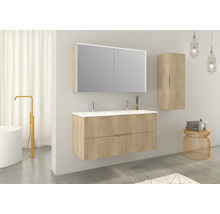 Modernes Badezimmer mit Waschtischunterschrank, Spiegelschrank und Hochschrank
