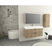 Badezimmer mit Waschtisch, Spiegelschrank, Hochschrank und Badewanne