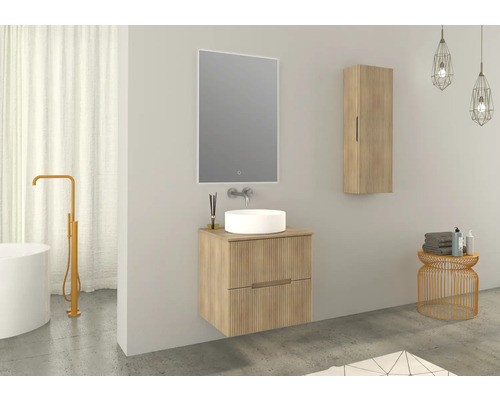Badezimmer mit Waschtisch, Spiegel, Hängeschrank und Accessoires