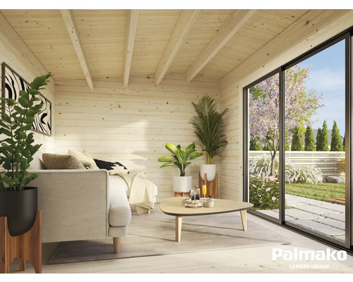 Helle Holzhütte mit Sofa, Tisch und Blick in den Garten durch eine große Schiebetür.