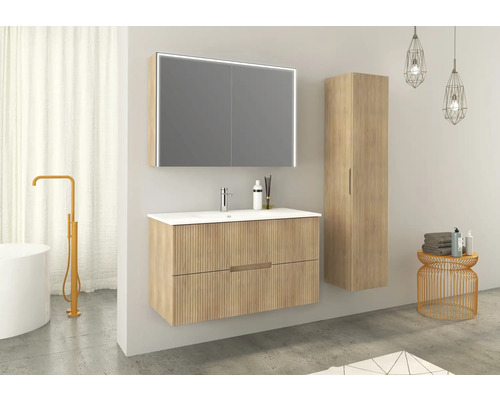 Badezimmer mit Waschtischunterschrank, Spiegelschrank mit Beleuchtung und Hochschrank