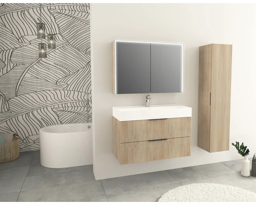 Badezimmer mit Waschtischunterschrank, Spiegelschrank, Hochschrank und Badewanne