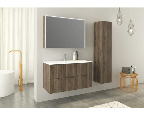 Badezimmer mit Waschtischunterschrank, Spiegelschrank mit Beleuchtung und Hochschrank