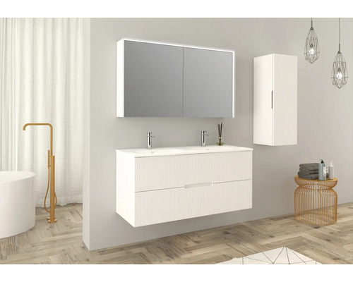 Modernes Badezimmer mit Doppelwaschtisch, Spiegelschrank und Hochschrank