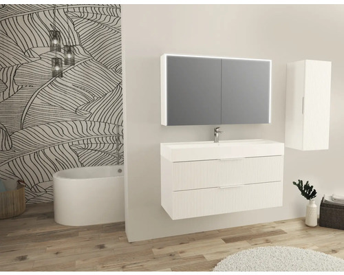 Modernes Badezimmer mit Waschtischunterschrank, Spiegelschrank und Hochschrank