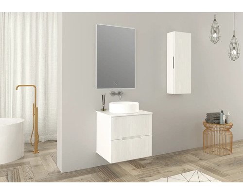 Modernes Badezimmer mit Waschbeckenunterschrank, Spiegel und Hochschrank