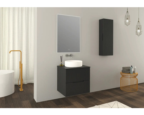 Badezimmer mit Waschbeckenunterschrank, Spiegel und Hängeschrank