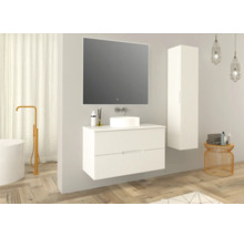 Modernes Badezimmer mit Waschtischunterschrank, Spiegel, Hochschrank und Badewanne