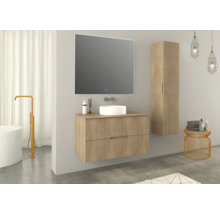 Badezimmer mit Waschtischunterschrank, Spiegel, Hochschrank und Badewanne