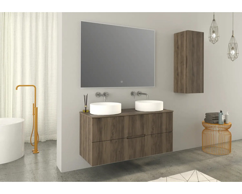 Modernes Badezimmer mit Doppelwaschtisch, Spiegel und Hängeschrank