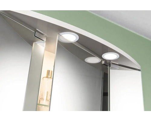 Detailaufnahme eines Spiegelschranks mit Beleuchtung und Glasablagen