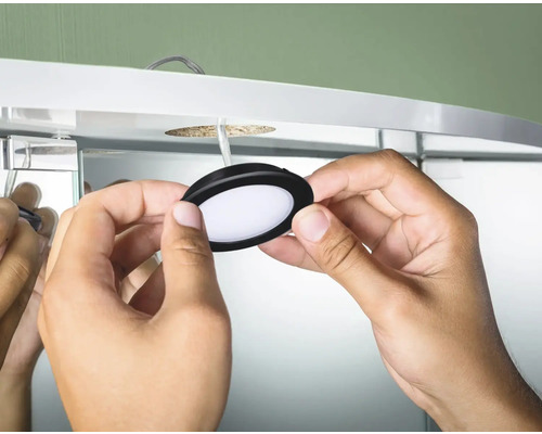 Installation einer LED-Unterbauleuchte an einem Spiegelschrank