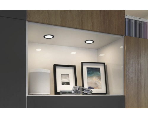 Regaleinbau mit runden LED-Leuchten, Lautsprecher und Bilderrahmen