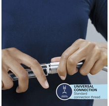 Hände verbinden einen Duschschlauch mit Universalanschluss