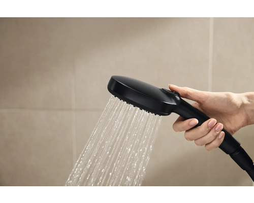Handbrause mit laufendem Wasser in der Hand