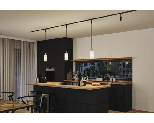 Moderne Küche mit schwarzer Kücheninsel, Holzarbeitsplatte und Schienenbeleuchtung mit Pendelleuchten