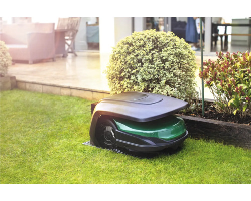 Rasenmähroboter auf Rasenfläche im Garten