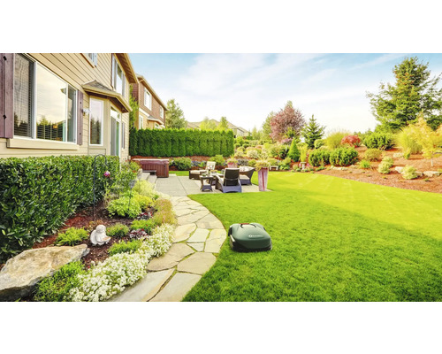 Szene eines Gartens mit Rasenmäherroboter, Terrasse mit Gartenmöbeln und üppiger Bepflanzung