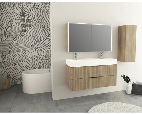 Modernes Badezimmer mit Waschtischunterschrank, Doppelwaschbecken, Spiegelschrank mit Beleuchtung und Hochschrank