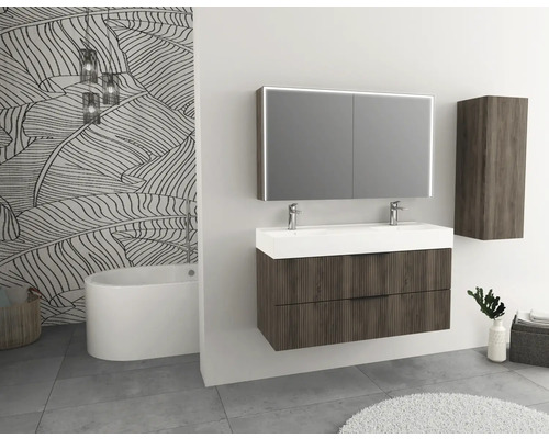 Modernes Badezimmer mit Waschtisch, Spiegelschrank, Hängeschrank und Badewanne