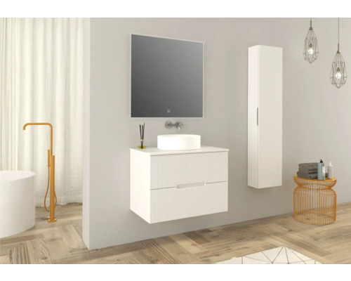 Badezimmer mit Waschtisch, Spiegel, Hochschrank und dekorativen Elementen