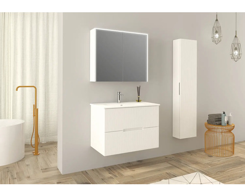 Modernes Badezimmer mit Waschbeckenunterschrank, Spiegelschrank und Hochschrank