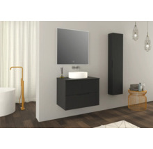 Badezimmer mit Waschtischunterschrank, Spiegel, Hochschrank, Badewanne und Accessoires.