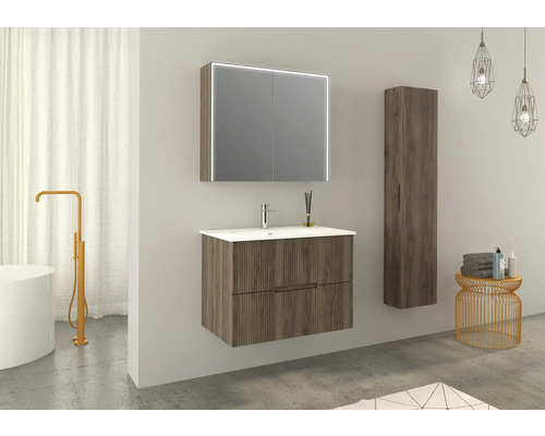 Badezimmer mit Waschtischunterschrank, Spiegelschrank mit Beleuchtung und Hochschrank in Holzoptik