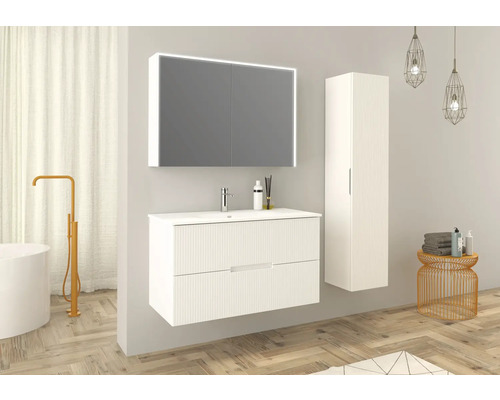 Helles Badezimmer mit Waschbeckenunterschrank, Spiegelschrank mit Beleuchtung und Hochschrank.