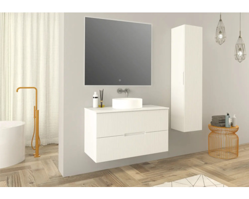 Modernes Badezimmer mit Waschtischunterschrank, Spiegel, Hochschrank und freistehender Badewanne