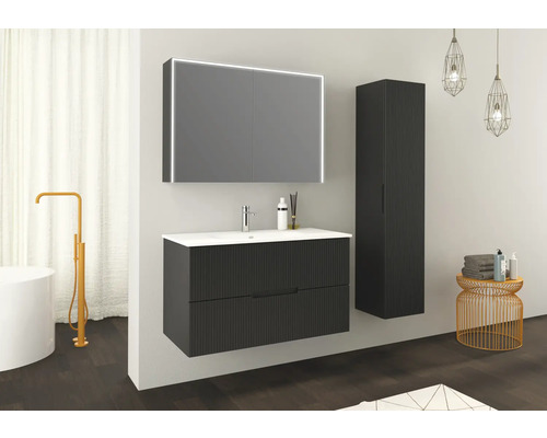 Badezimmer mit Waschtisch, Spiegelschrank mit Beleuchtung und Hochschrank