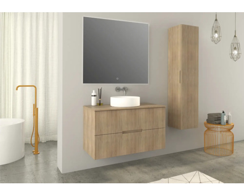 Modernes Badezimmer mit Waschtischunterschrank, Waschbecken, Spiegel und Hochschrank