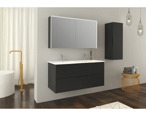 Modernes Badezimmer mit Doppelwaschtisch, Spiegelschrank mit Beleuchtung und Hängeschrank.