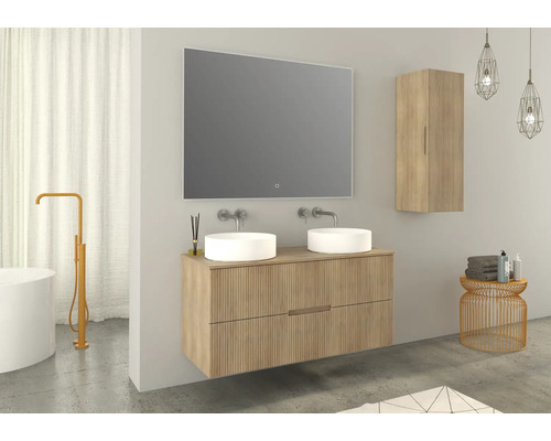 Badezimmer mit Waschtischunterschrank, Aufsatzwaschbecken, Spiegel und Hochschrank