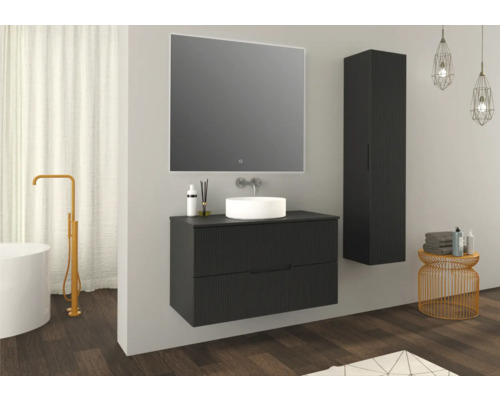 Modernes Badezimmer mit schwarzem Waschtischunterschrank, Spiegel, Hochschrank und Badewanne.