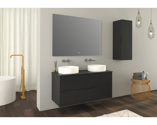 Badezimmer mit Waschbecken, Spiegel und Hochschrank