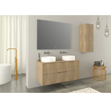 Modernes Badezimmer mit Doppelwaschtisch, Spiegel und Holzschrank