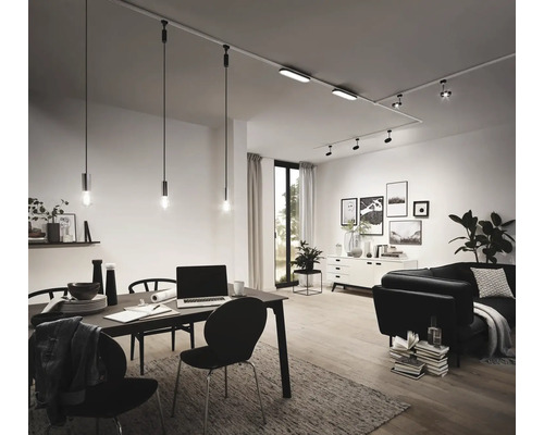 Wohnzimmer mit Esstisch, Sofa und Schienensystem mit Strahlern und Pendelleuchten