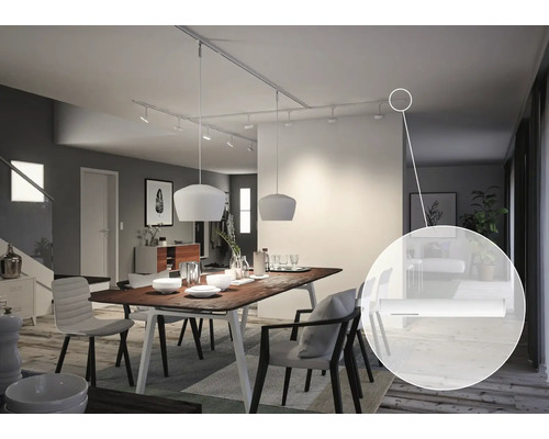 Esszimmer mit Esstisch, Stühlen, Pendelleuchten und Stromschienen-System an der Decke