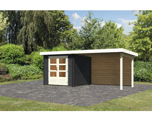 Gartenhaus mit überdachtem Anbau auf gepflasterter Fläche im Garten.