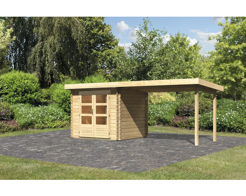 Blockbohlenhaus Karibu Noorvik 2 mit Schleppdach 3 m 554 x 273 cm natur Gartenhaus mit Vordach auf gepflasterter Fläche vor Bäumen und Büschen