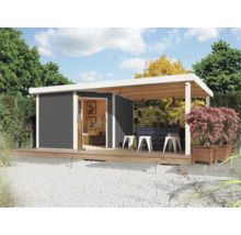 Gartenhaus mit überdachter Terrasse und Gartenmöbeln auf einer Kiesfläche