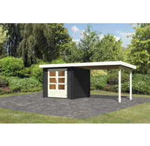 Gartenhaus mit Anbau auf gepflasterter Fläche vor Bäumen und Sträuchern