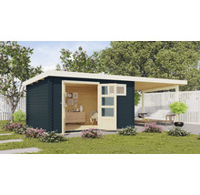 Garten Szene mit Holzgartenhaus, geöffneter Doppeltür, Terrasse mit Sitzgelegenheiten und Gartendekoration