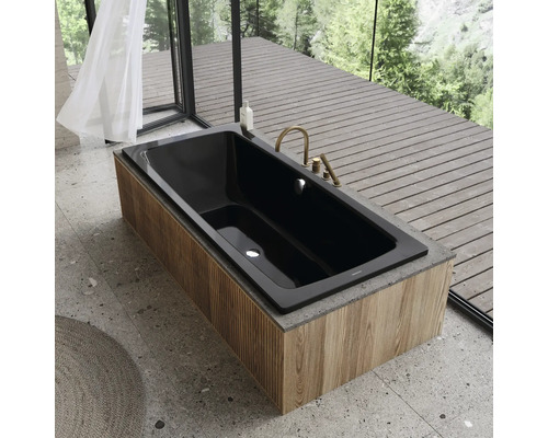 Schwarze Badewanne mit Holzverkleidung und goldener Armatur in einem modernen Badezimmer.