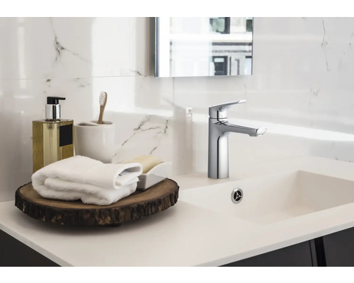 Badezimmerwaschtisch mit Armatur, Handtüchern und Badaccessoires