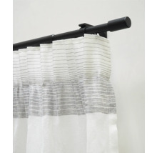 Gardinenstange mit Vorhang und horizontalem Streifenmuster