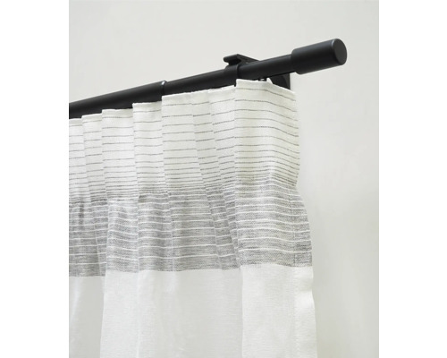 Gardinenstange mit Vorhang und horizontalem Streifenmuster