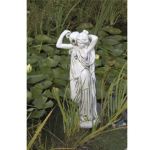 Dekorative Gartenfigur einer Frau mit Krug inmitten eines Gartenteichs.